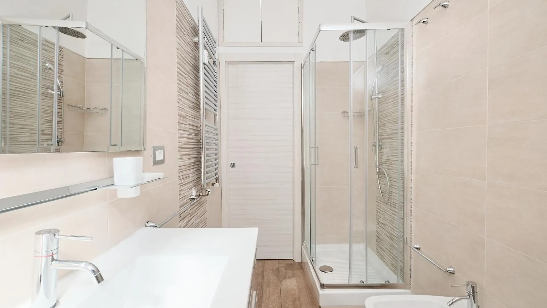 A Few Minutes From The Colosseum - Free Wi-Fi & Netflix Apartment Rome