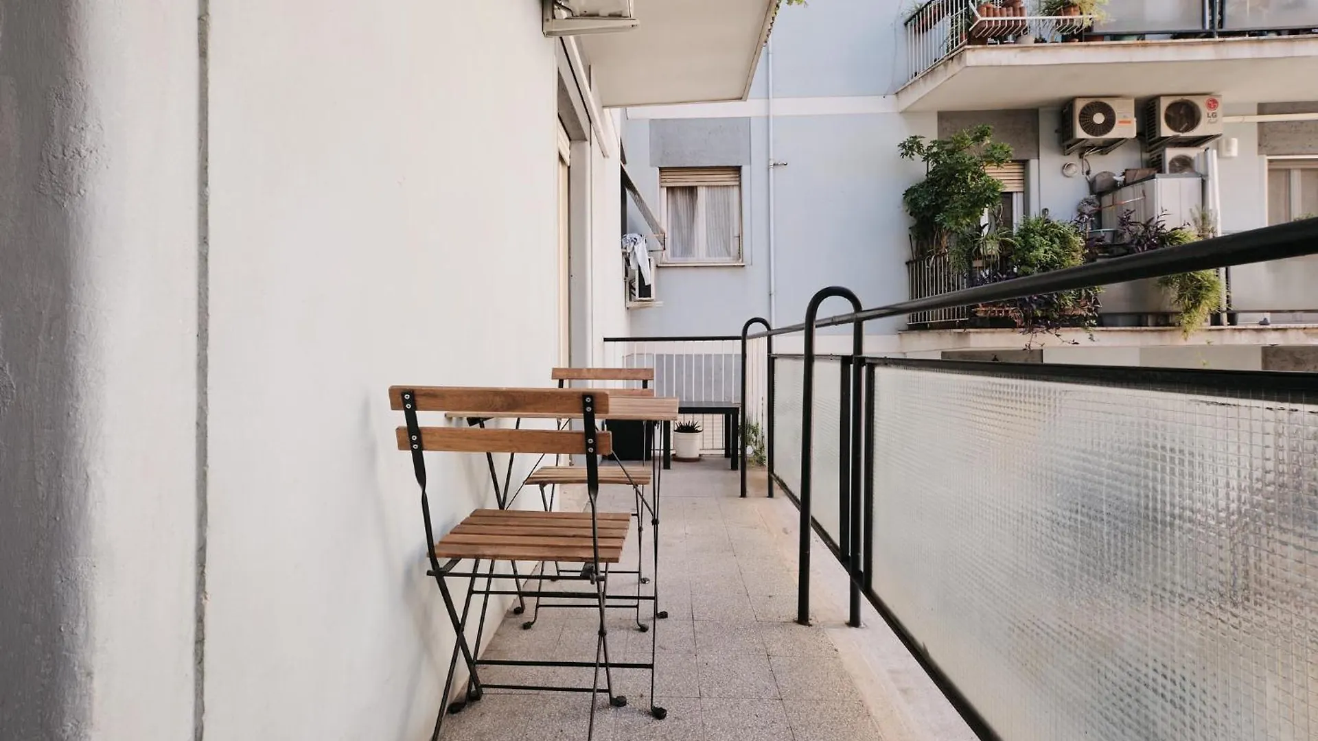 A Few Minutes From The Colosseum - Free Wi-Fi & Netflix Apartment Rome